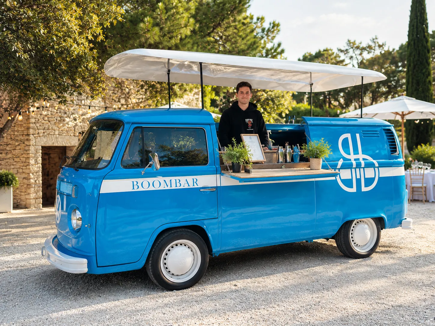 Modri mobilni bar Boombar, postavljen na zunanjem dogodku